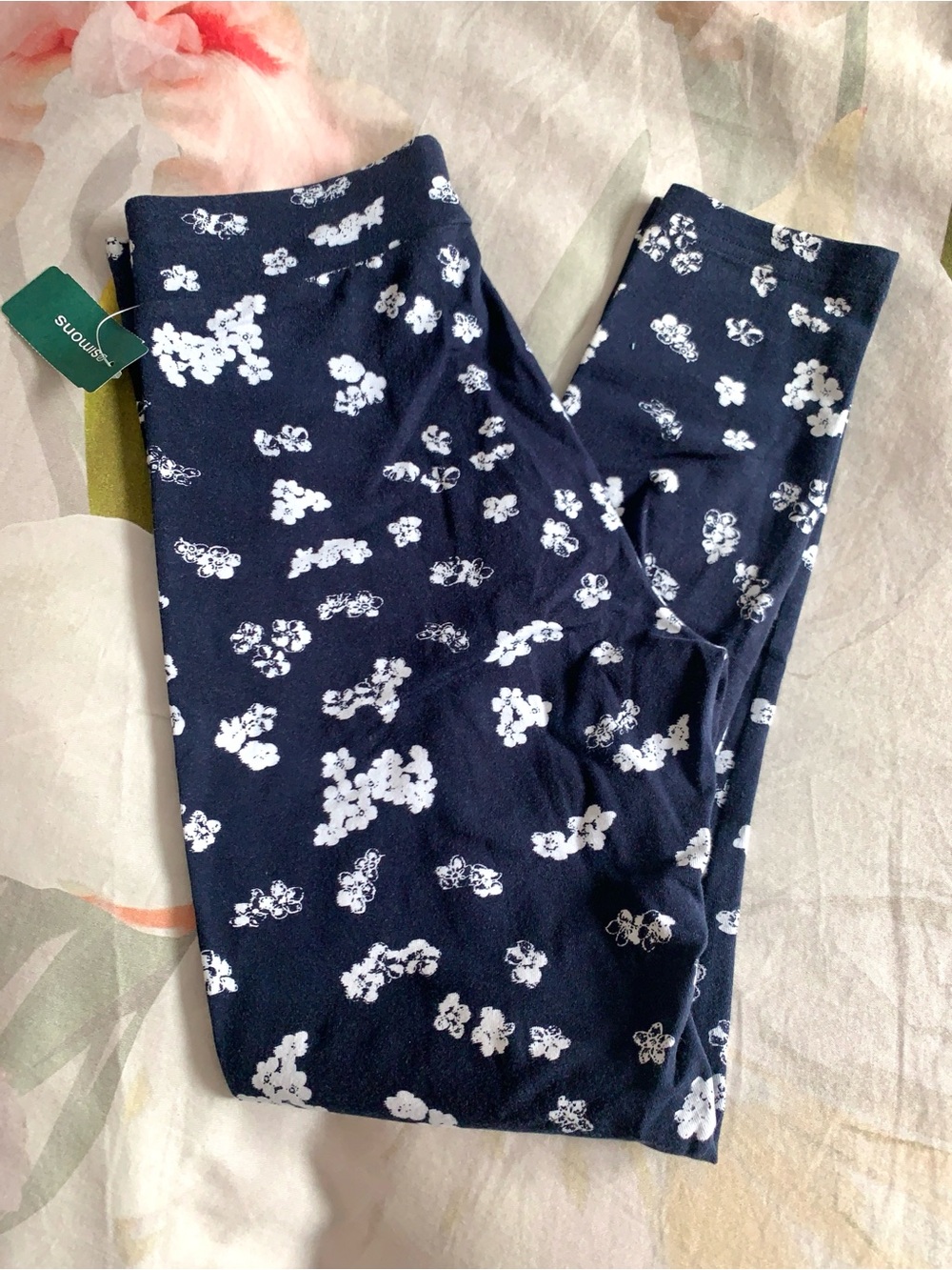 HUE Navy and White Floral Print Capri Leggings